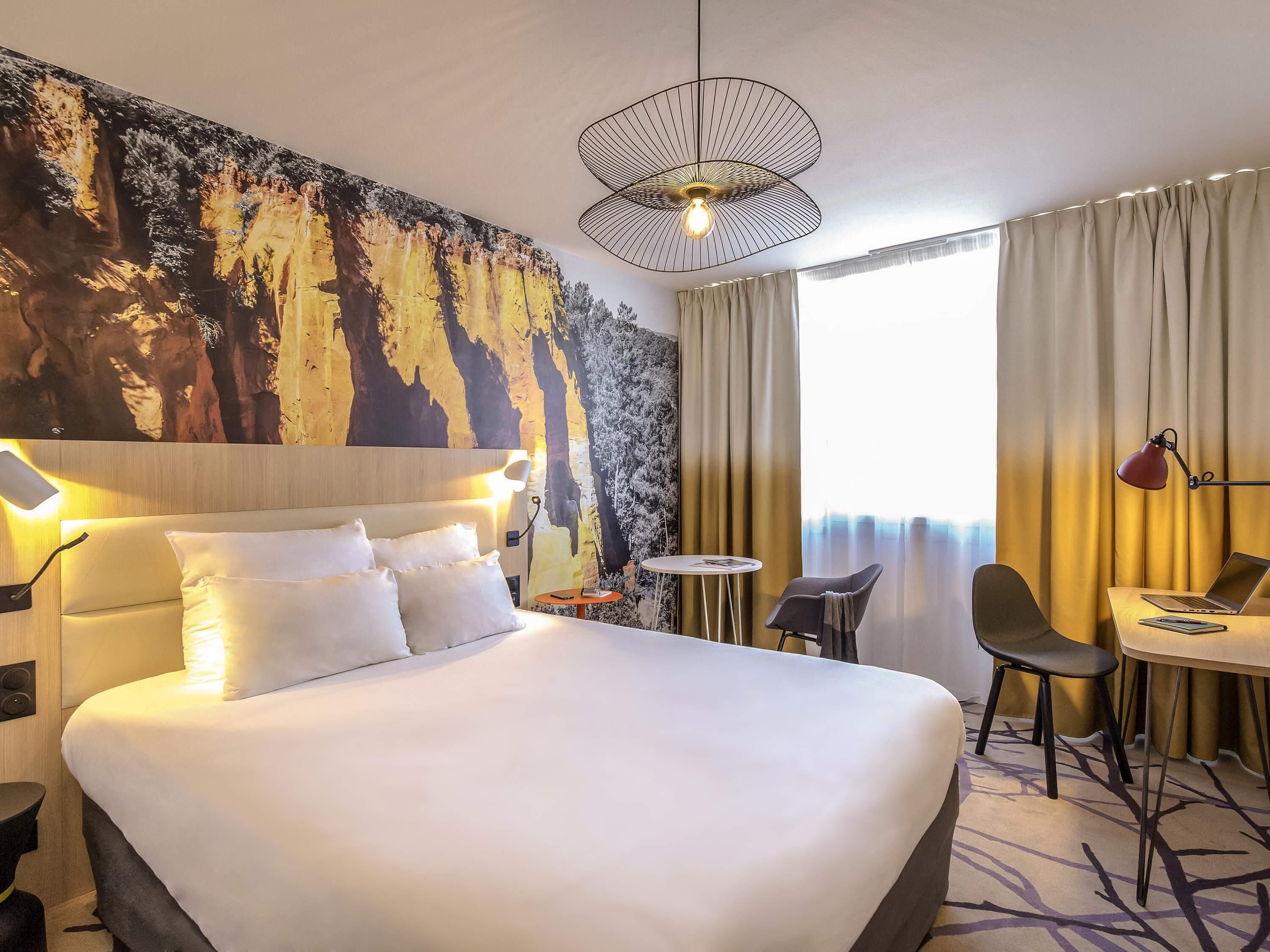 Classic Room, 1 Double Bed | Premium bedding, minibar, in-room safe, desk