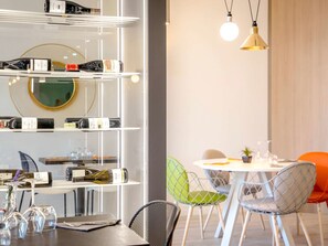 Lunch, dinner served; Regional cuisine, al fresco dining  - Mercure Cavaillon Hotel (Cavaillon)