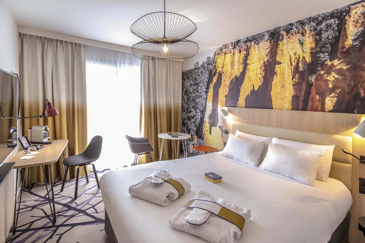 Privilege, Superior Room, 1 Double Bed, Balcony | Premium bedding, minibar, in-room safe, desk