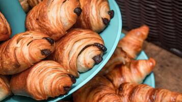 En tallerken med croissanter.