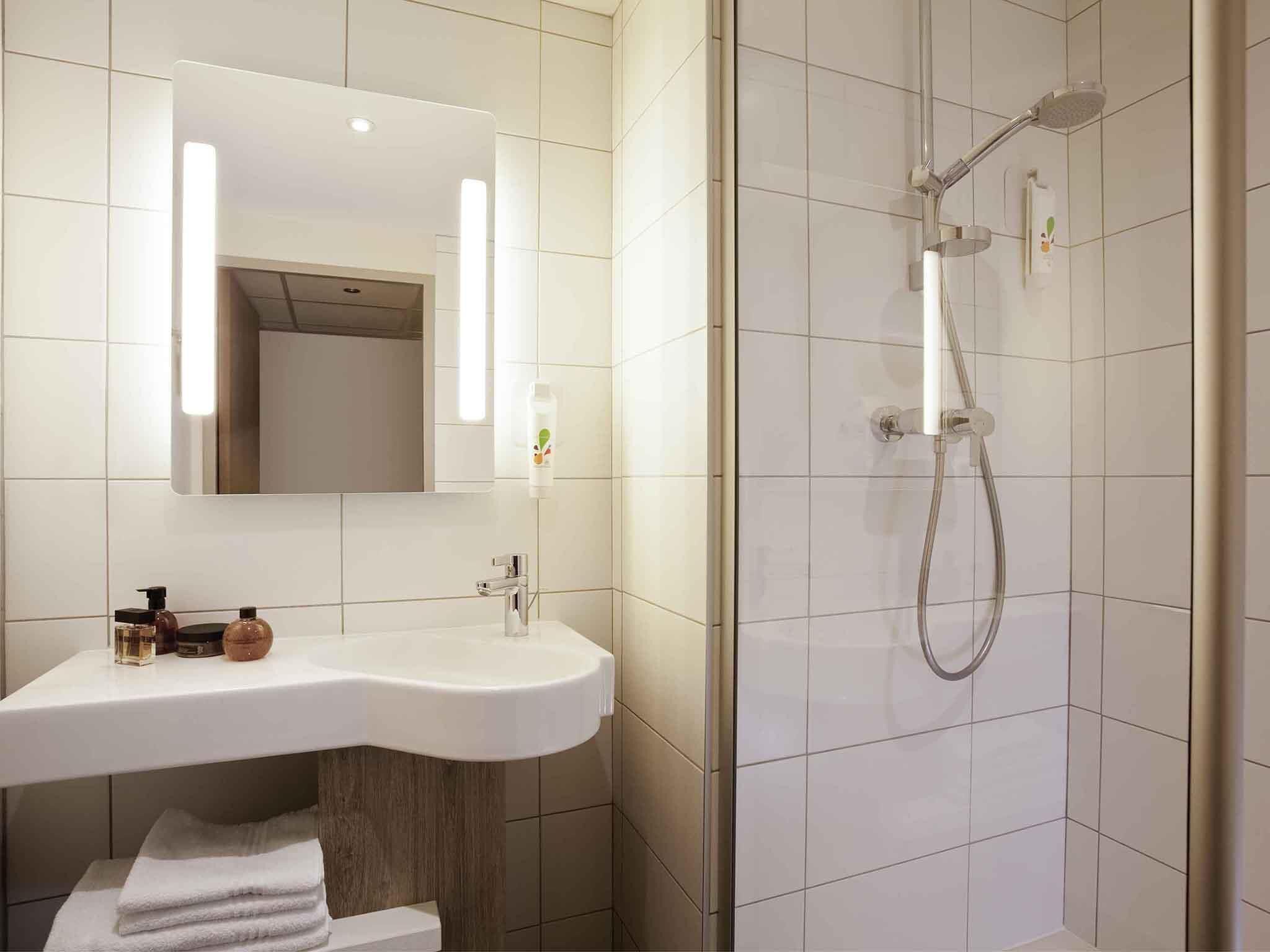 Minibar, safe på rommet, skrivebord og lydisolert