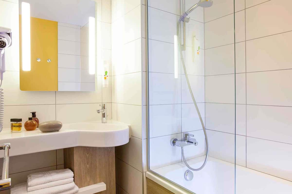 standard room, 1 double bed with sofa bed | minibar, in-room safe, desk, soundproofing