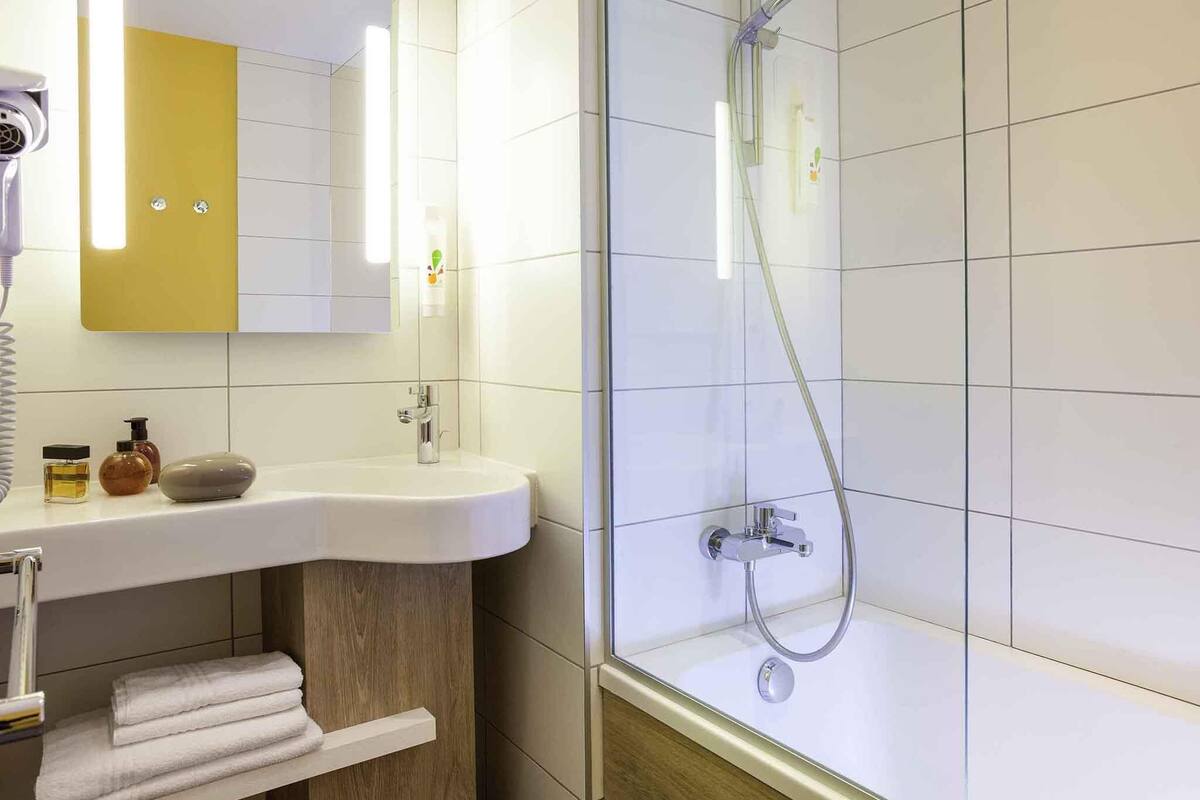 Standard Room, 1 Katil Kelamin (Double) dengan Katil Sofa | Bar mini, peti besi dalam bilik, meja, kalis bunyi