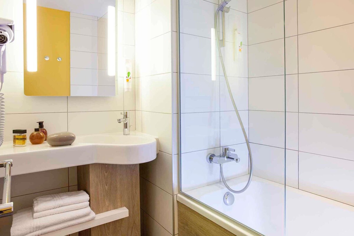 Minibar, safe på rommet, skrivebord og lydisolert