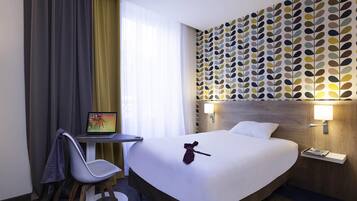 Een minibar, een kluis op de kamer, een bureau, geluiddichte muren