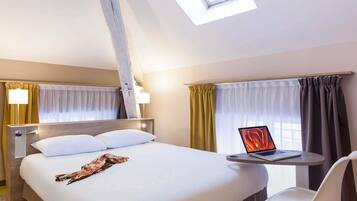 Habitación estándar, 1 cama matrimonial | Minibar, caja de seguridad en la habitación y escritorio