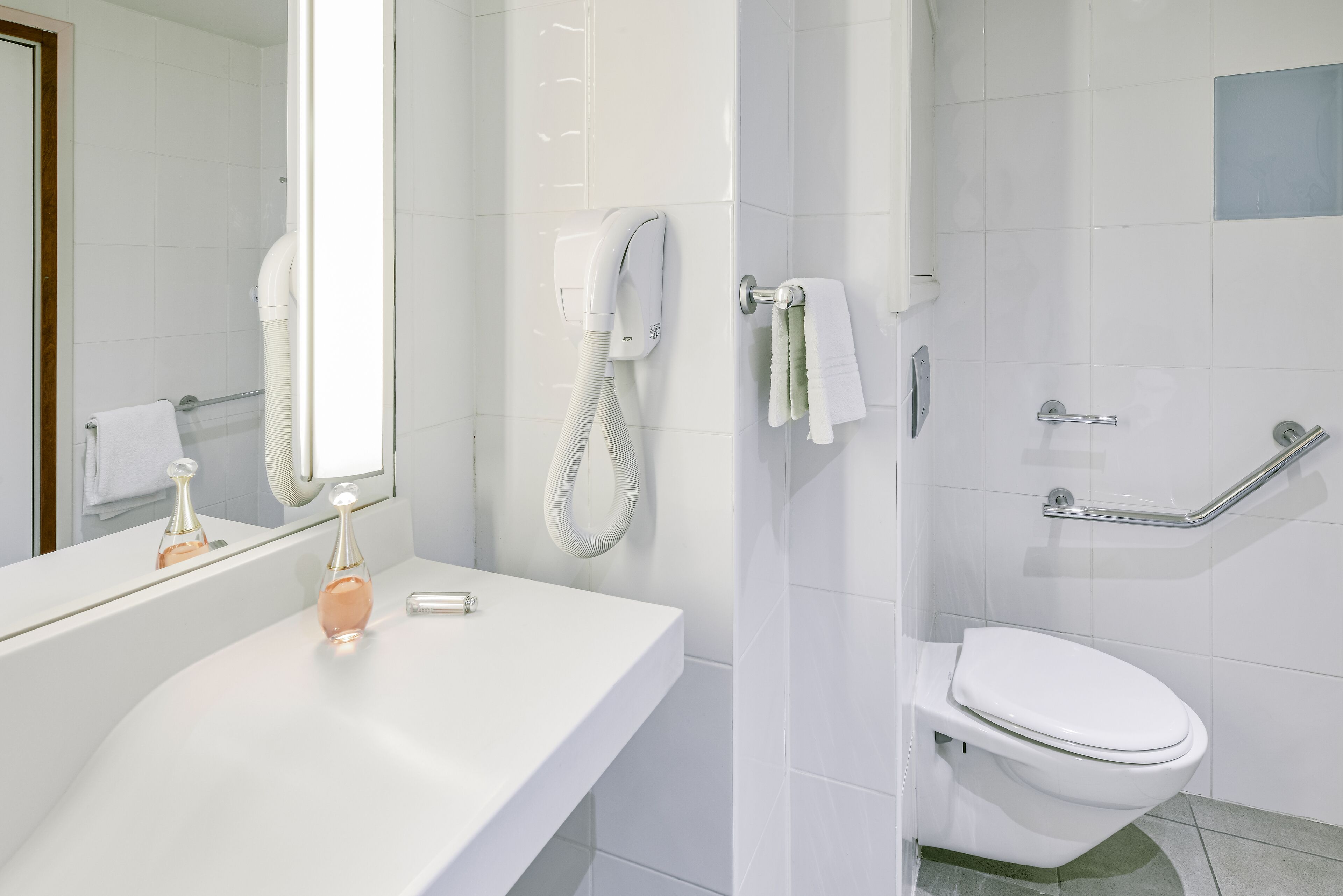 double room, accessible, non smoking (disability) | bathroom | shower, eco-friendly toiletries, hair dryer, towels