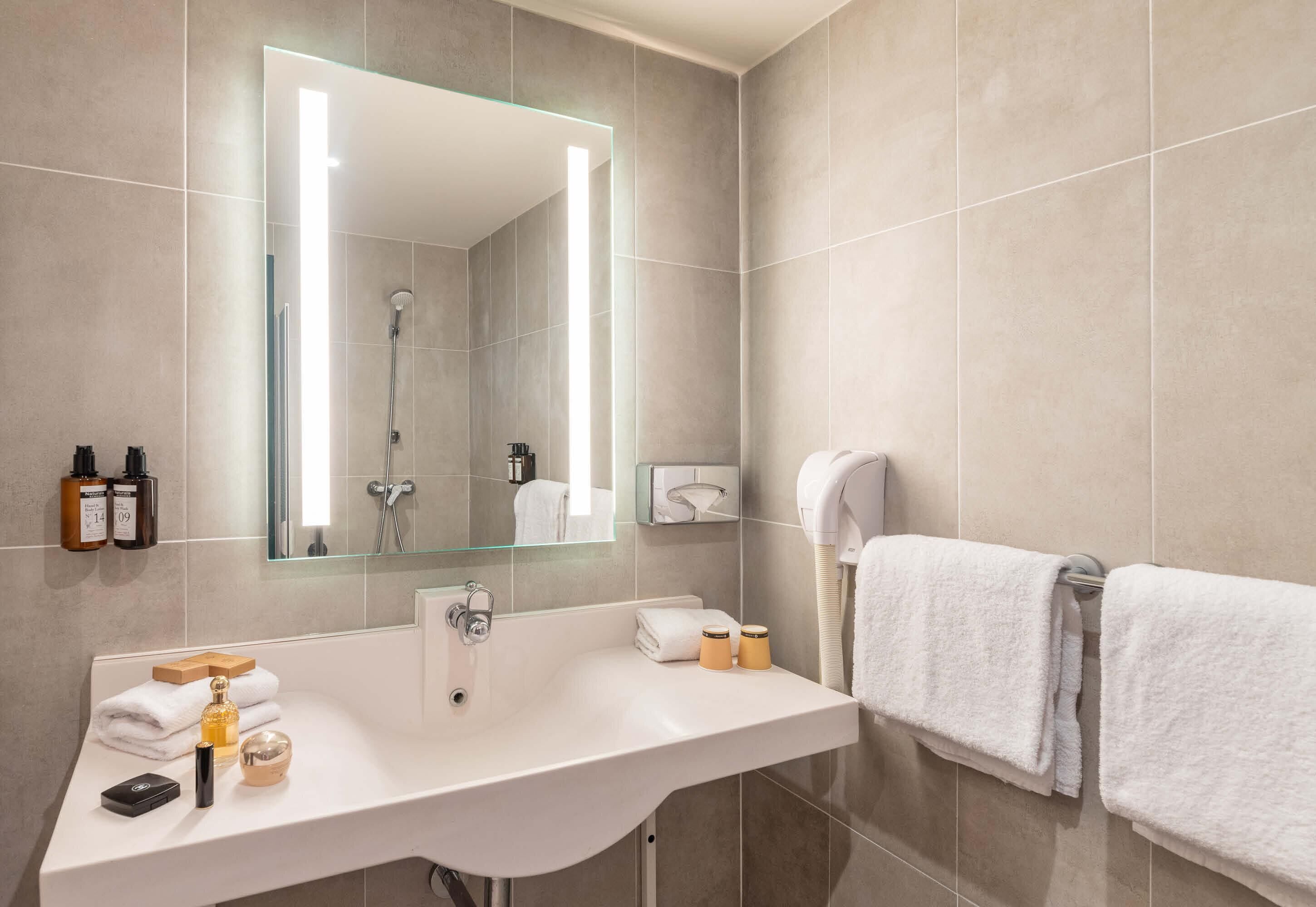 Standaard kamer, 1 queensize bed met slaapbank, niet-roken | Badkamer | Een douche, milieuvriendelijke toiletartikelen, een haardroger
