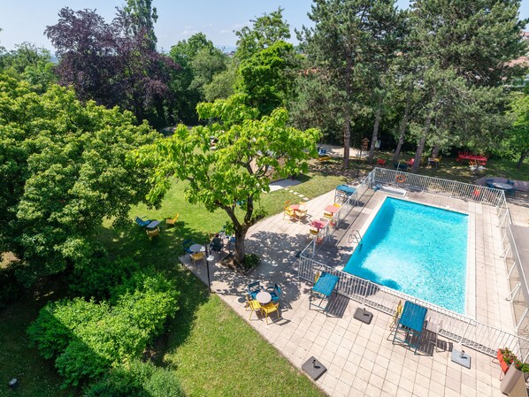 Quarto quádruplo família, para não fumantes, vista para a piscina | Vista do quarto