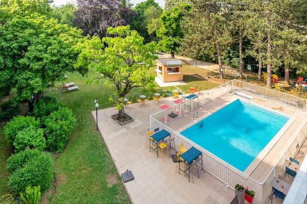 Piscina externa sazonal, funciona das 8h30 às 21h30, espreguiçadeiras