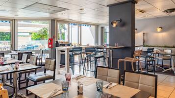 Se sirven desayunos y almuerzos; cocina francesa; junto a la piscina