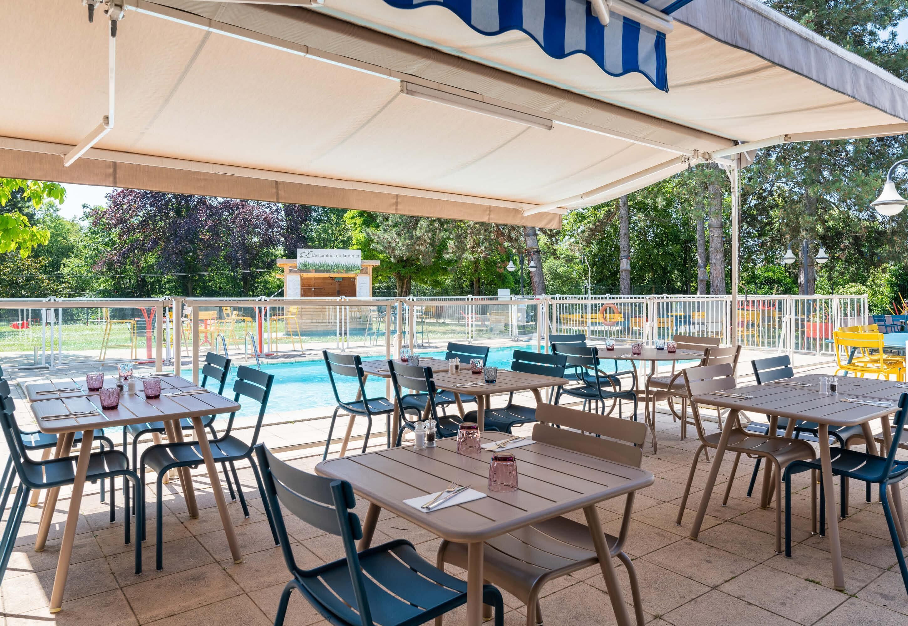 تقديم الإفطار، الأطباق الفرنسية، إطلالات على حمام السباحة