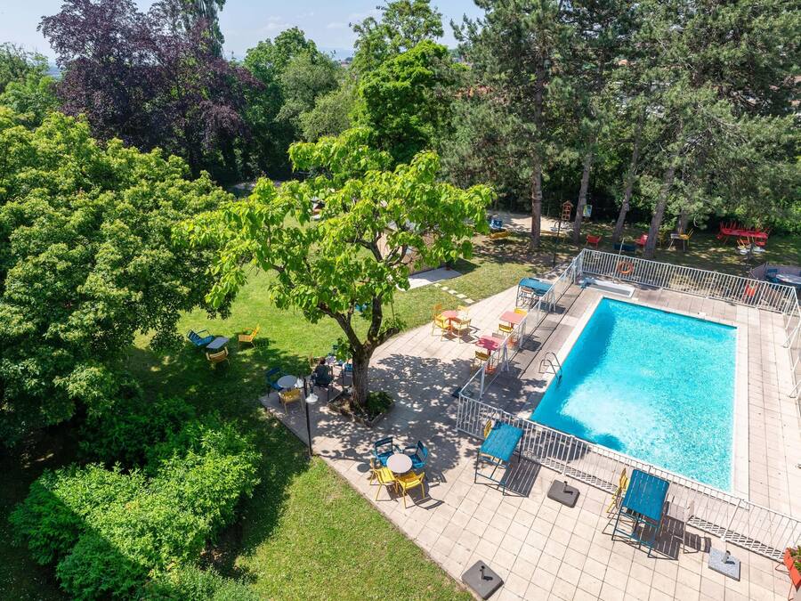 Außenpool (je nach Saison geöffnet), Liegestühle