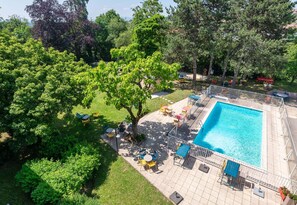 Seasonal outdoor pool, open 8:30 AM to 9:30 PM, pool loungers - B&B HOTEL Lyon Nord (Dardilly)