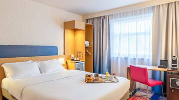 Dobbeltrom, tilgjengelighetstilpasset, ikke-røyk (Disability) | Sengetøy av topp kvalitet, memory foam-senger og safe på rommet