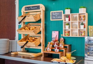 Breakfast, lunch, dinner and brunch served - B&B HOTEL Lyon Nord (Dardilly)