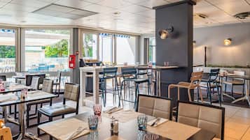 Frühstück, Mittagessen, französische Küche, Blick auf den Pool