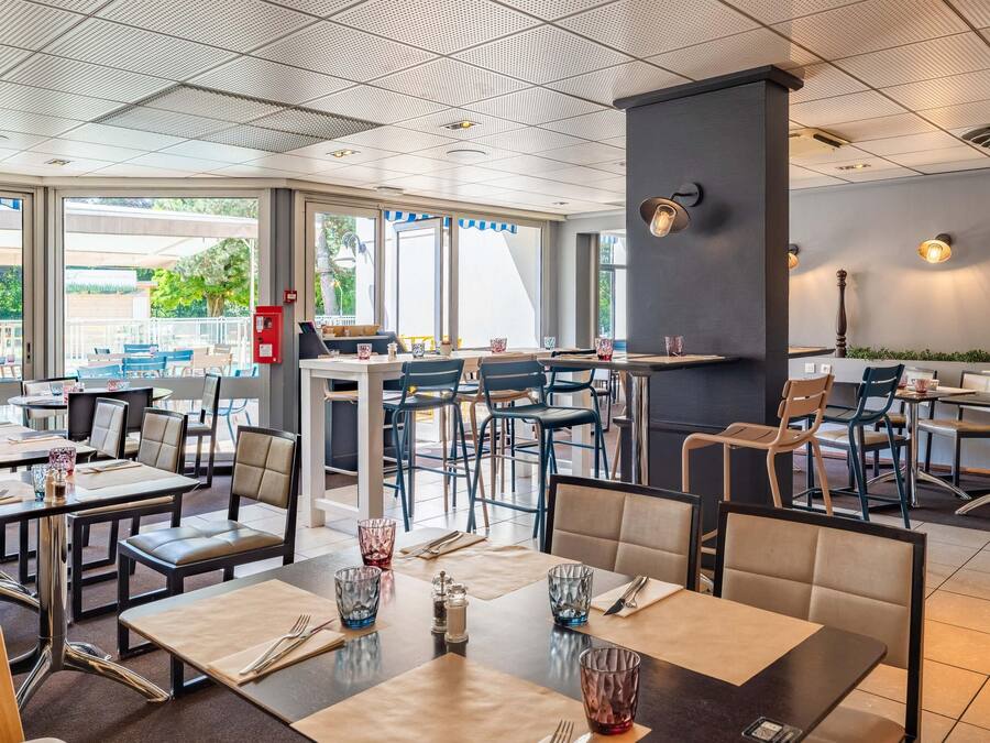 Se sirven desayunos y almuerzos; cocina francesa; junto a la piscina