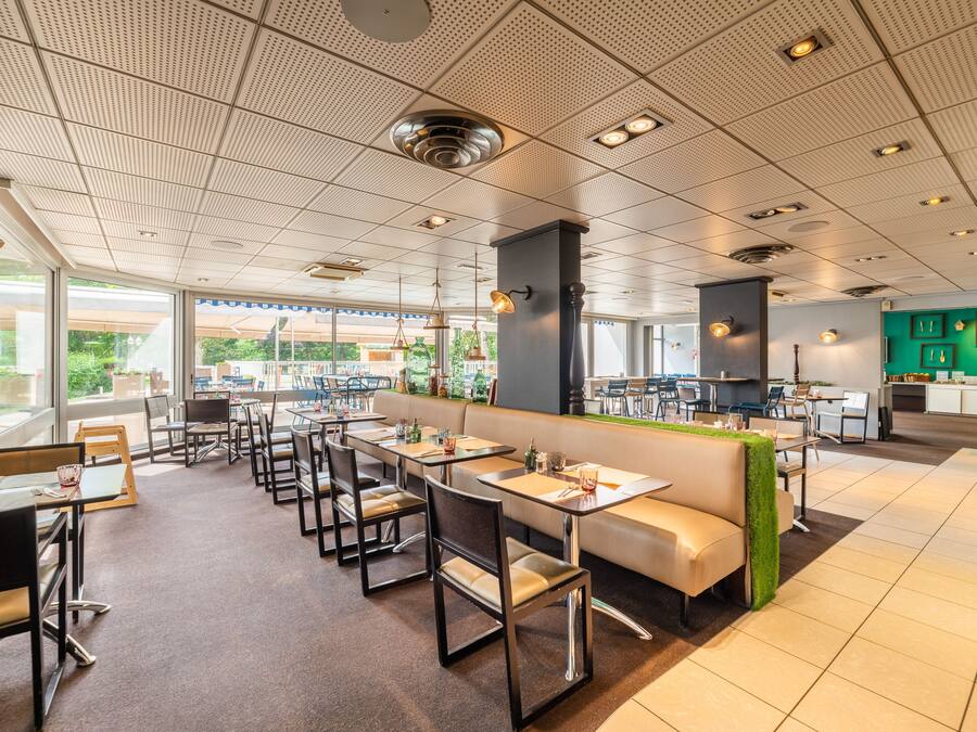 Daily buffet breakfast (EUR 18.50 per person)