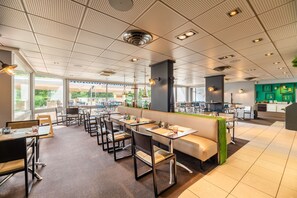 Café da manhã com buffet todos os dias (EUR 18 por pessoa) 