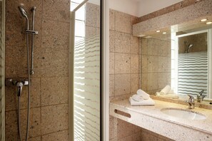 Hair dryer, towels - Hôtel Les Trois Roses, Grenoble Meylan (Meylan)
