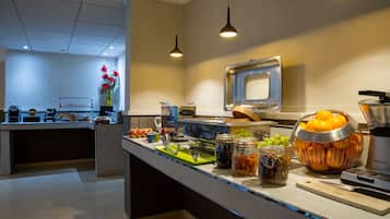 Petit déjeuner buffet (18 EUR par personne)