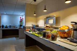 Petit déjeuner buffet (18 EUR par personne)