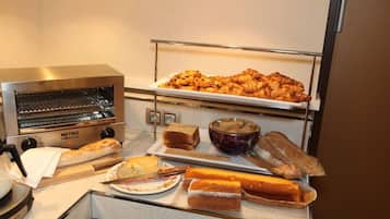 Se ofrece un desayuno bufé (18 EUR por persona)