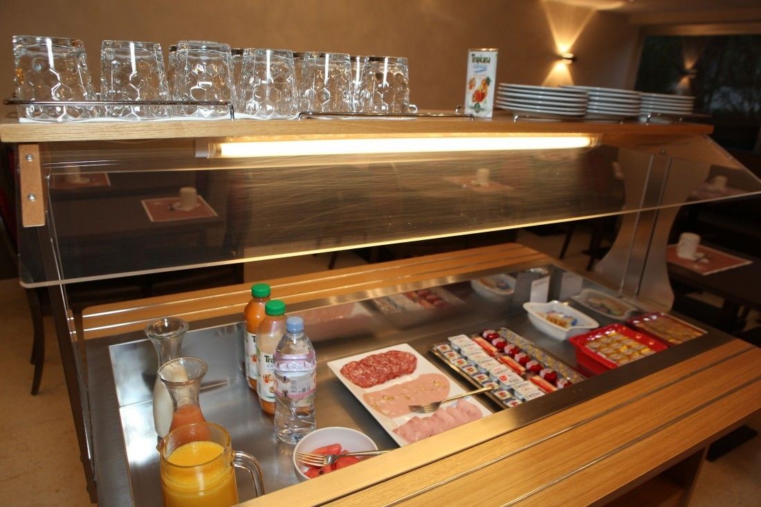 En morgenmadsbuffet med et udvalg af mad og drikkevarer.