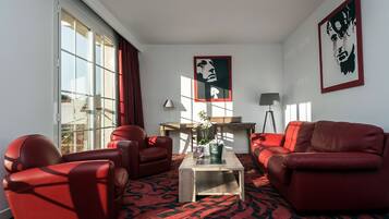 Superior suite | Een minibar, een kluis op de kamer, geluiddichte muren, gratis wifi