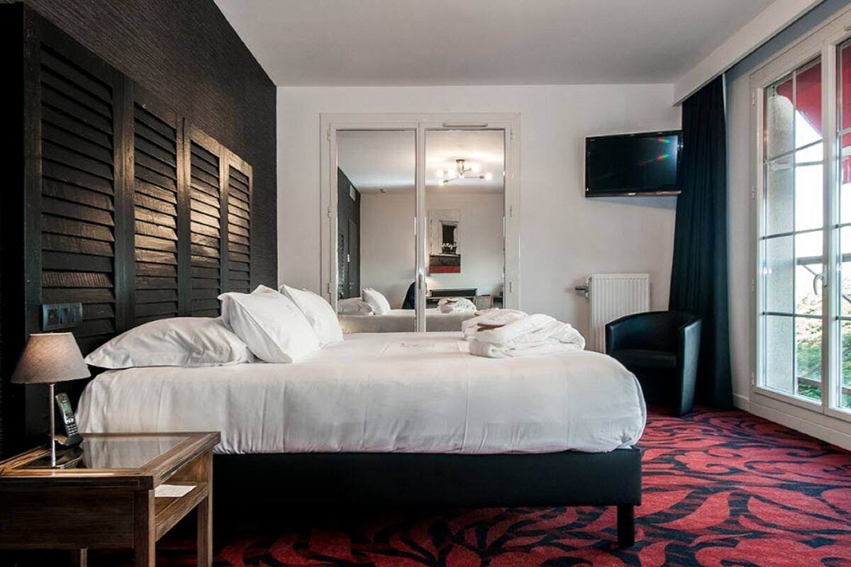 superior suite | minibar, in-room safe, soundproofing, free wifi