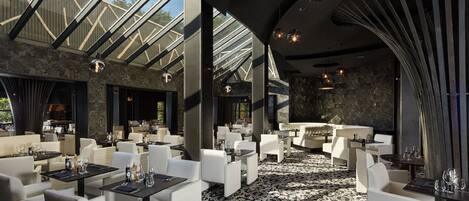 Déjeuner et dîner servis sur place, spécialités Cuisine française