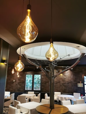 Déjeuner et dîner servis sur place