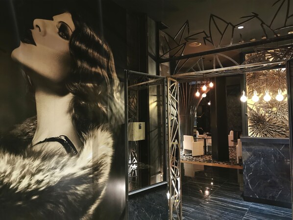 Déjeuner et dîner servis sur place, spécialités Cuisine française