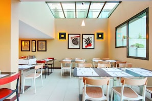 Desayuno buffet diario (EUR 22 por persona)