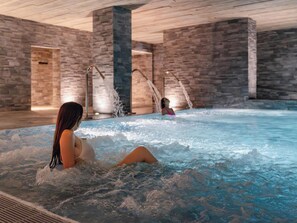 Un sauna, una bañera de hidromasaje, baño turco