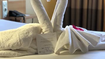 خزنة داخل الغرفة ومكتب وتجهيزات عازلة للصوت وواي فاي مجانًا