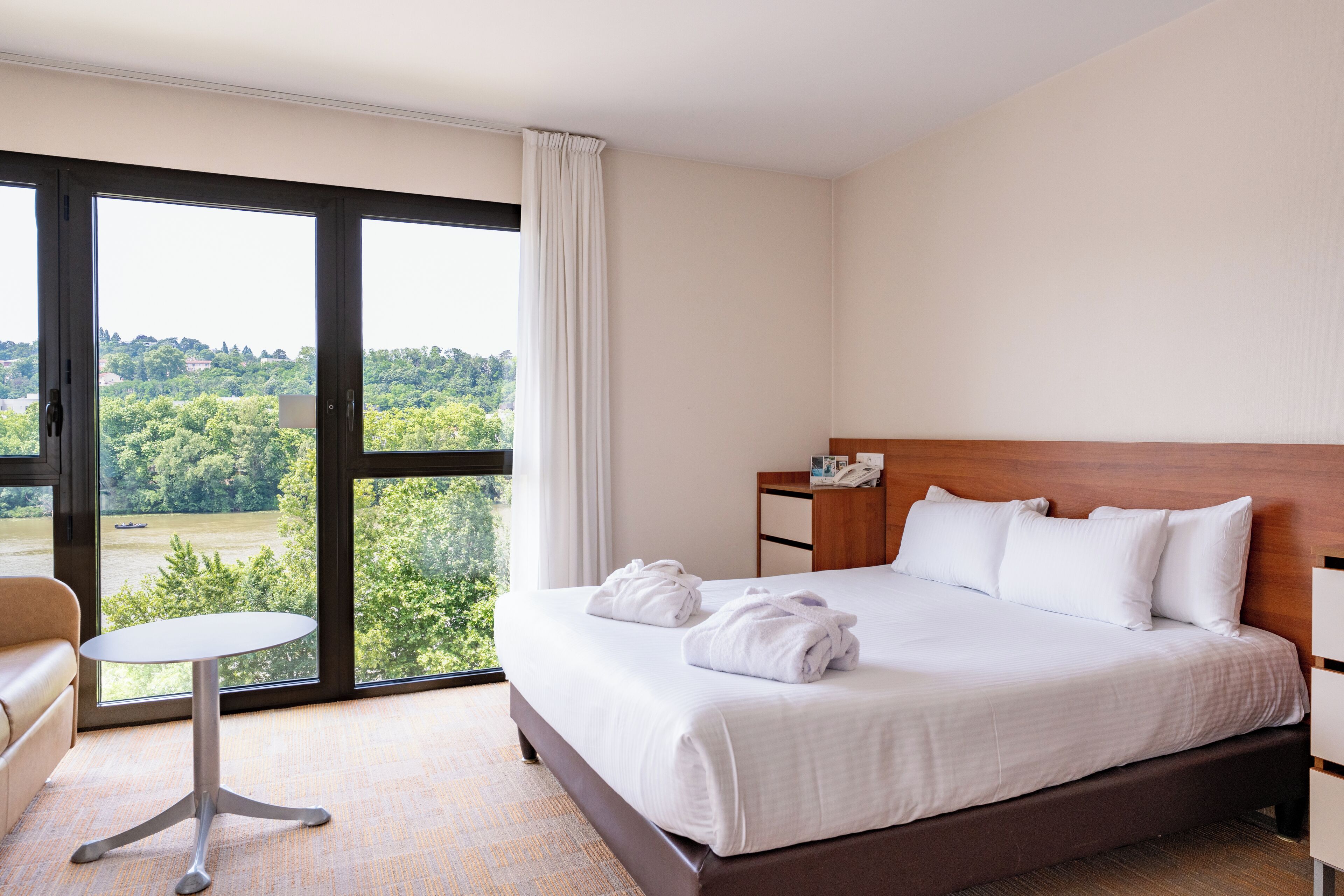 grand studio | in-room safe, desk, soundproofing, free wifi