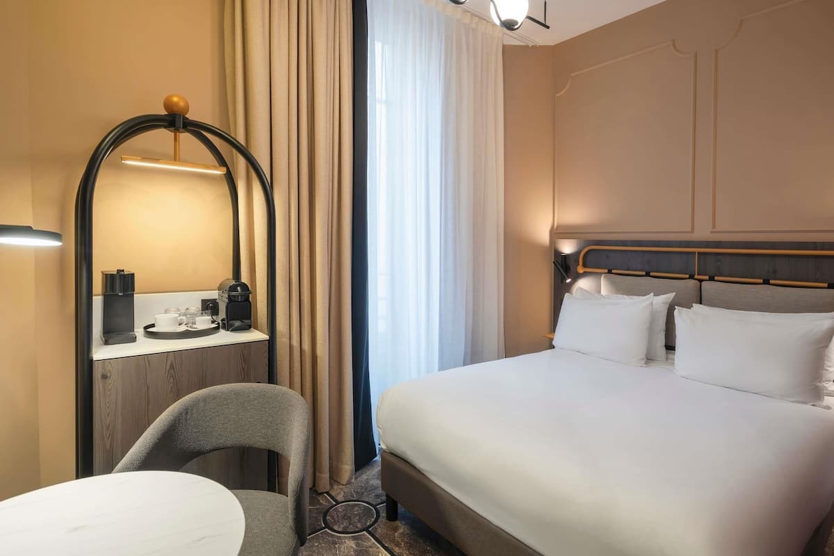 Classic Room, 1 Double Bed | Minibar, in-room safe, desk, laptop workspace