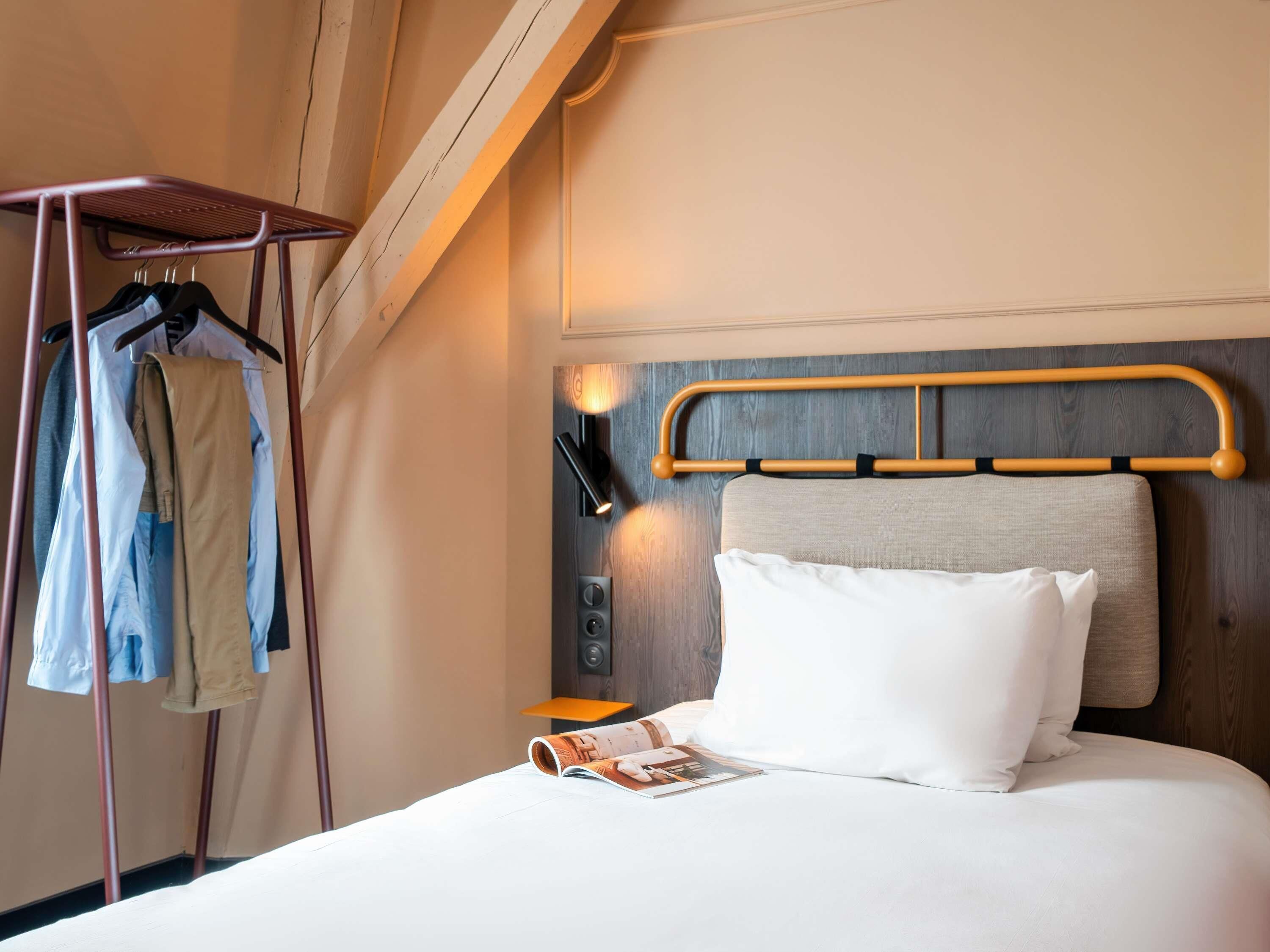 Classic Room, 1 Twin Bed | Minibar, in-room safe, desk, laptop workspace