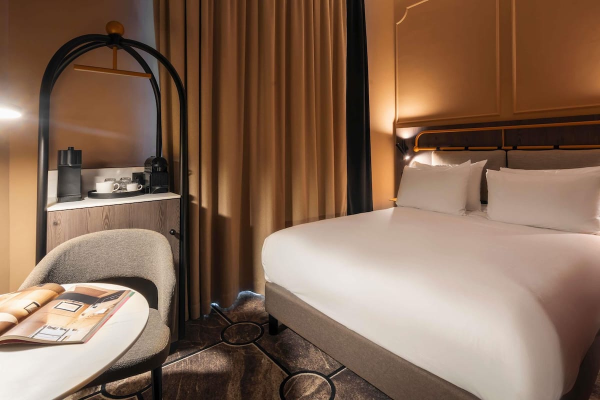 Superior Room, 2 Twin Beds | Minibar, in-room safe, desk, laptop workspace