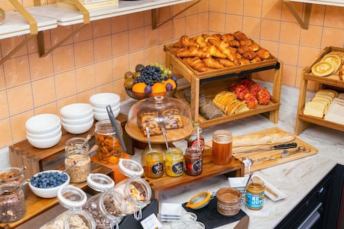 Se ofrece un desayuno bufé todos los días (por un coste adicional)