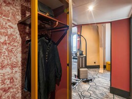 Minibar, caja de seguridad en la habitación y escritorio 
