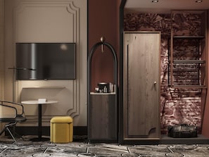 Minibar, coffres-forts dans les chambres, bureau