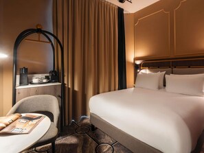 Minibar, caixa forta a l'habitació i escriptori