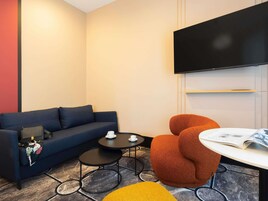 Minibar, värdeförvaringsskåp på rummet och skrivbord