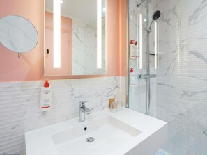 Articles de toilette écologiques, sèche-cheveux, serviettes fournies