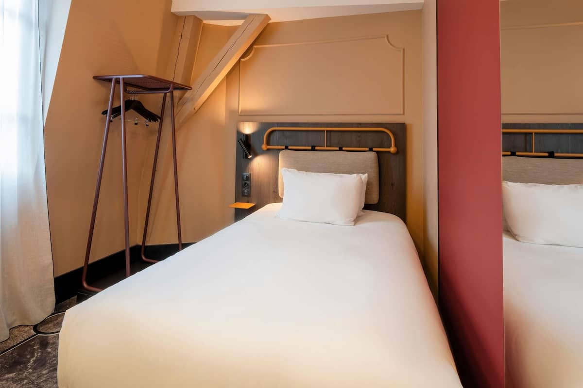 Quarto clássico, 1 cama de solteiro | Frigobar, cofres nos quartos, escrivaninha