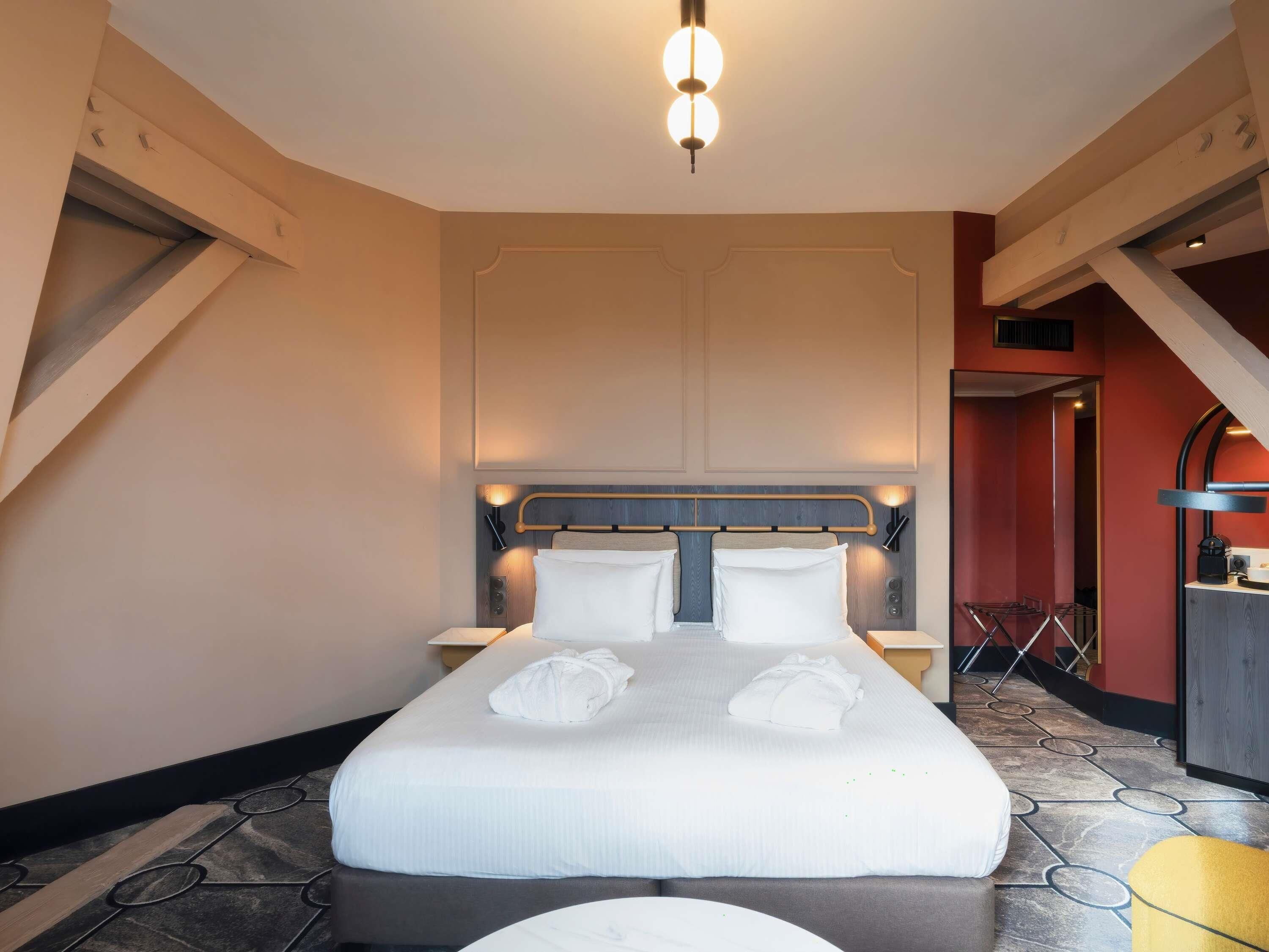 华丽客房, 1 张特大床 | 迷你吧、客房内保险箱、办公桌、笔记本电脑工作区