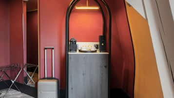 Minibar, coffres-forts dans les chambres, bureau